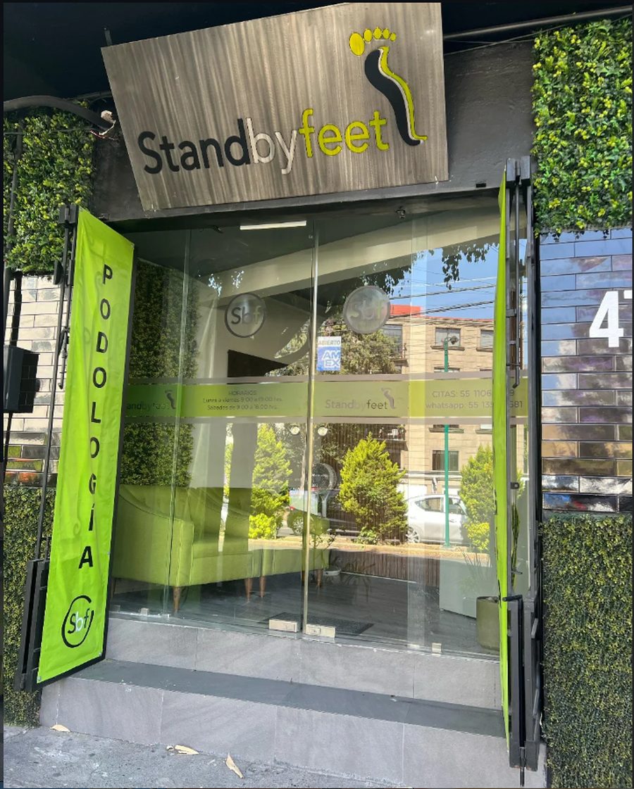 Fachada del local Stand by Feet Podología en Félix Parra 47 B